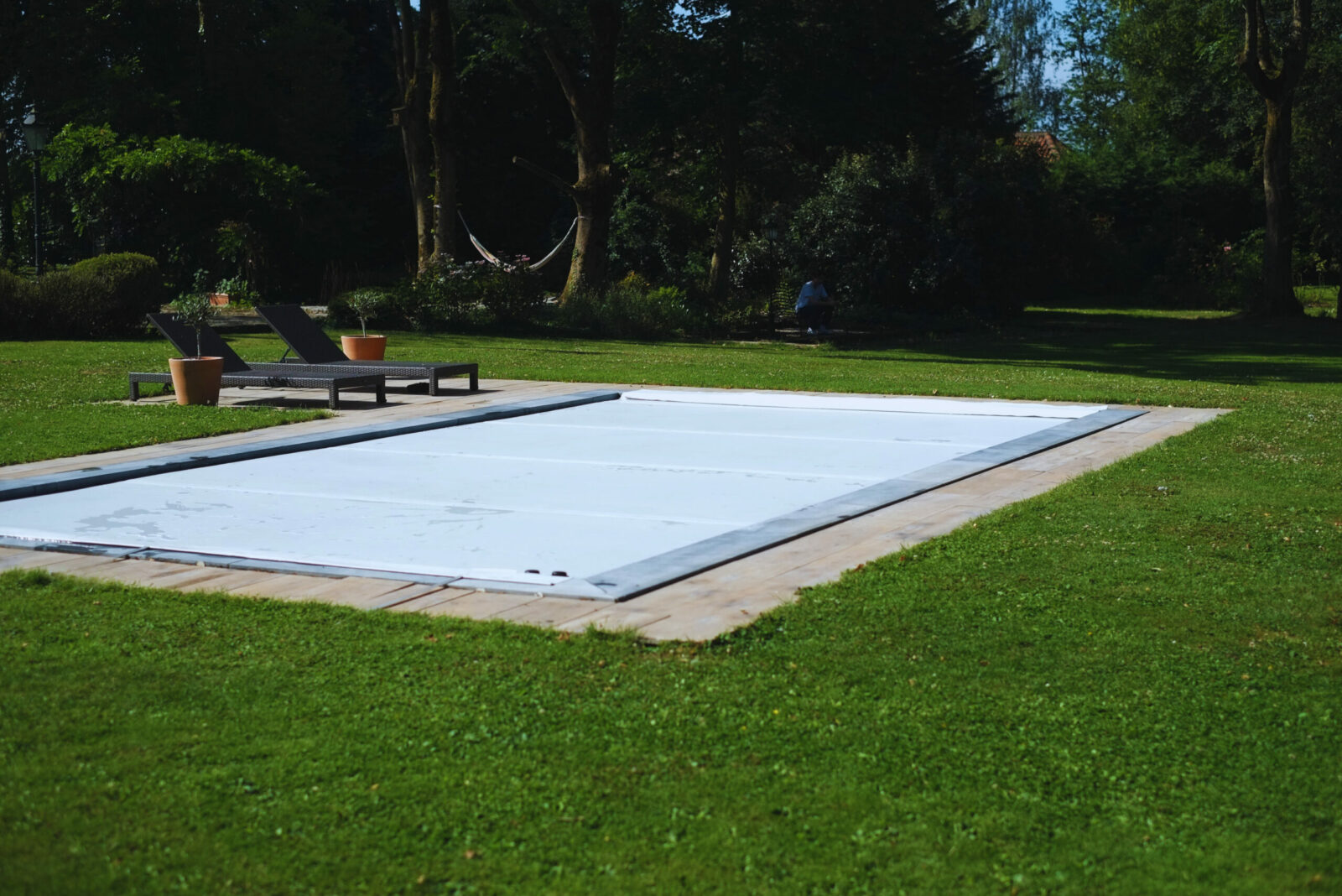 Bâche de piscine tendue conforme norme NF P90-308 et s'adapte parfaitement. Elle offre une finition bien plus esthétique qu'une bâche ou des lames rigides.