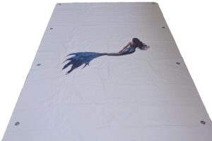 Toile de protection piscine personnalisée sirène Toile de protection pour piscine personnalisée avec une sérigraphie originale en forme de sirène, alliant sécurité et esthétique.