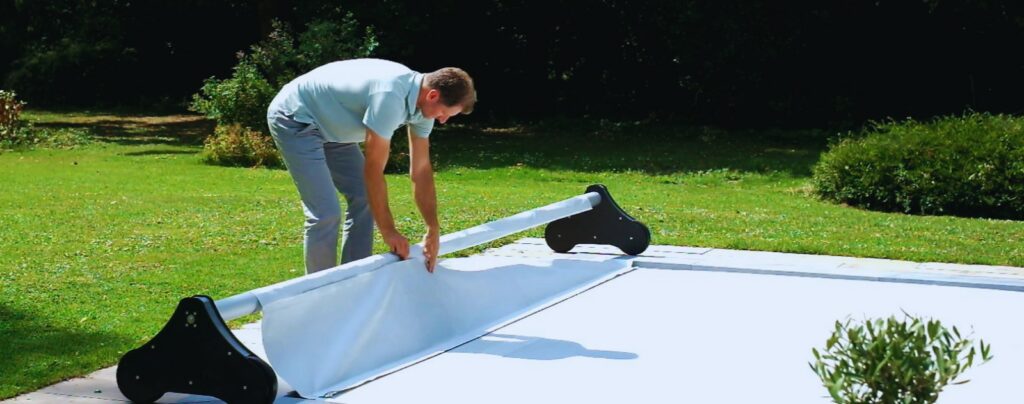 Enrouleur piscine Un utilisateur zippe ça couverture de piscine koverloop