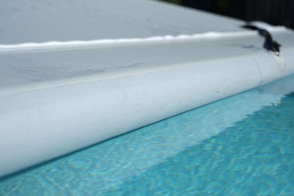 isolation-couverture-piscine-gonflable membrane de protection KOVERLOOP flottant sur piscine — couverture sécurité NF P90-308